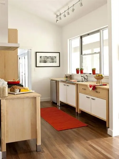 Современная белая кухня с красными акцентами