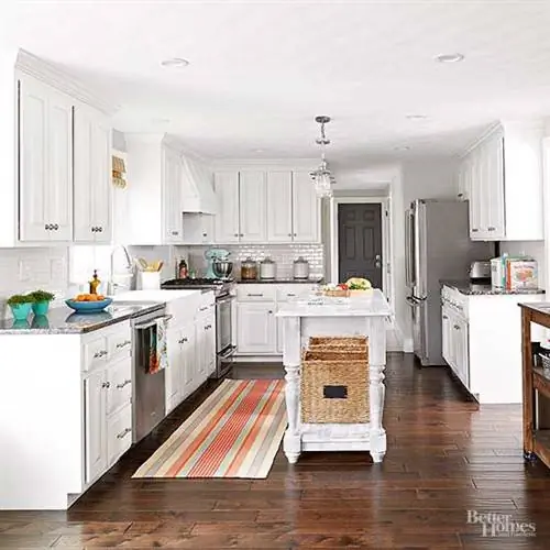 белая кухня с деревянным полом