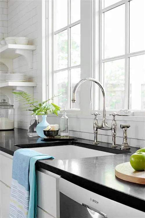 классическая белая кухня с черной столешницей