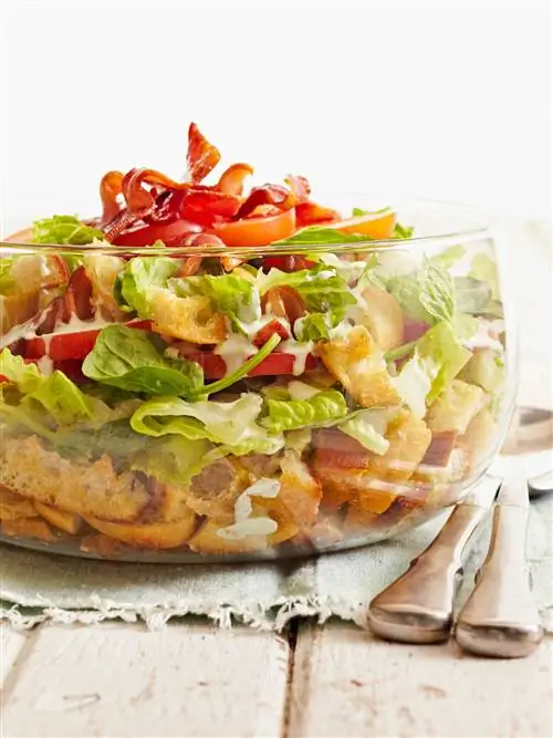Слоеный салат BLT в калифорнийском стиле Слоеный салат BLT в калифорнийском стиле
