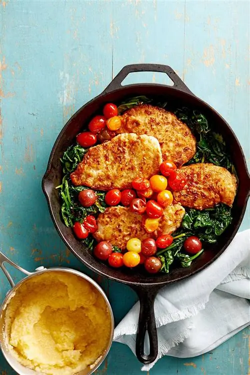 Жареная курица с полентой и овощами