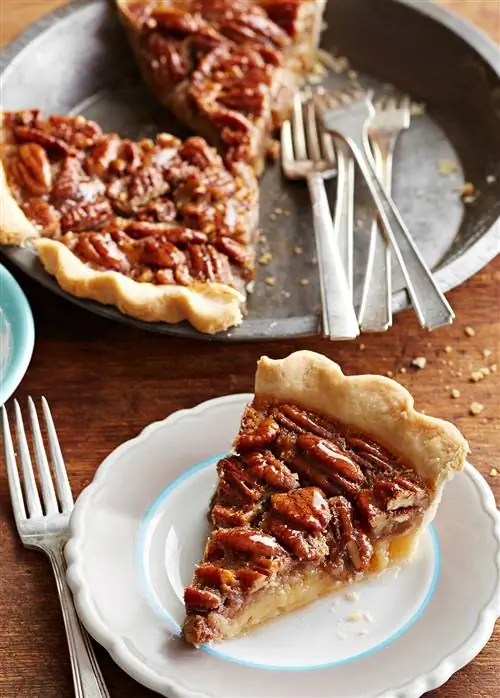 ломтики пирога с кленовым бурбоном и орехами пекан