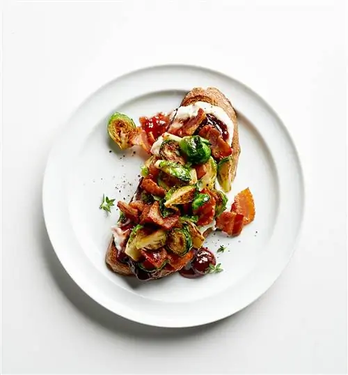 Тосты с ростками и вишней