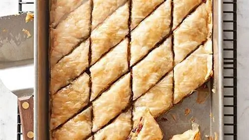 Пахлава с фисташками и клюквой