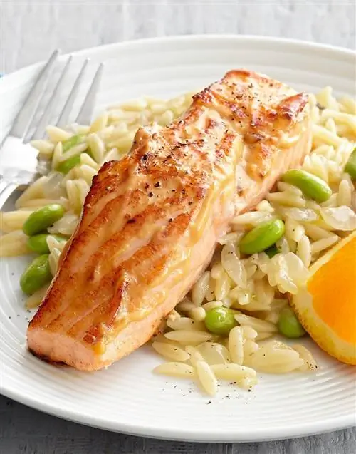 Оранжевый лосось с эдамаме орзо