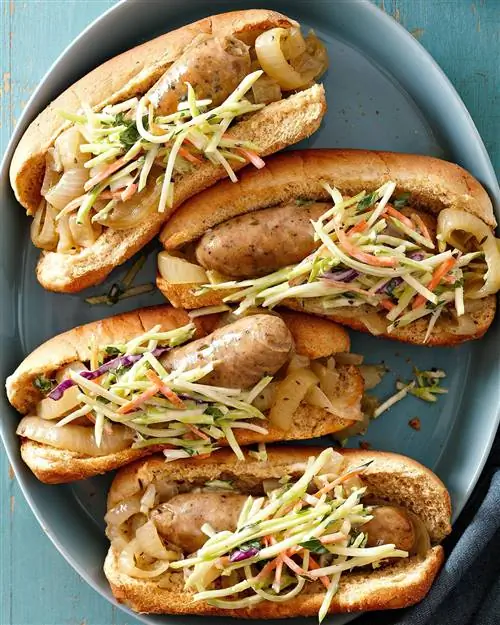 Салат из куриной колбасы с луком и брокколи