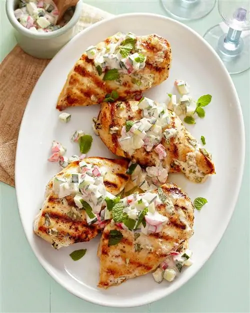 Курица с соусом из мятного йогурта