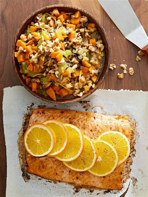 Теплый салат из сладкого картофеля и камута с лососем и грецкими орехами