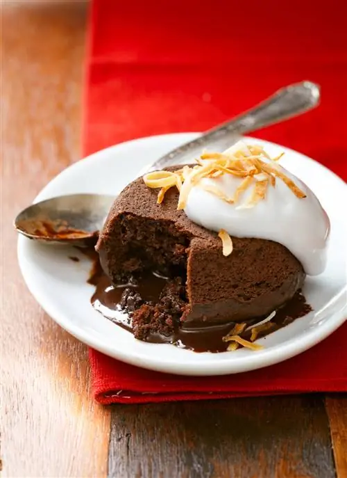 Торты из расплавленного шоколада с кокосовым кремом