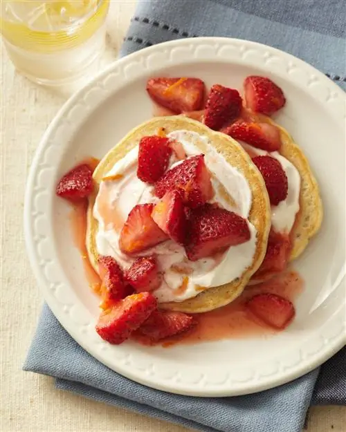 Блинчики с клубникой и сливками