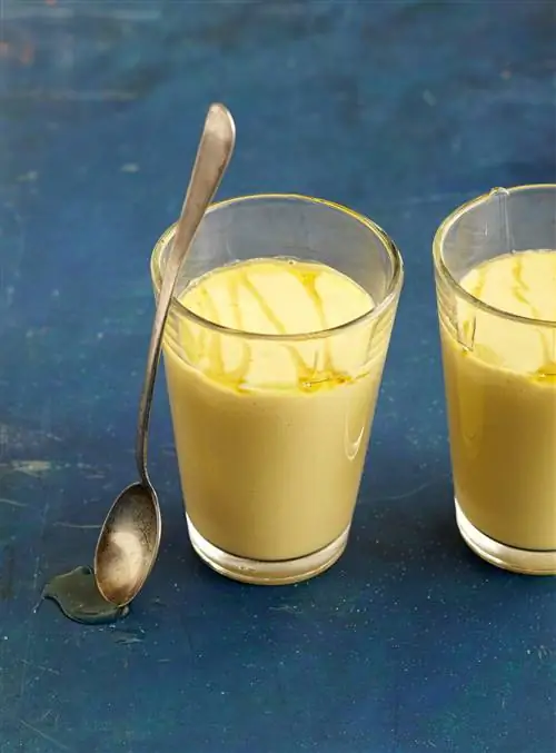 Сладкие смузи из меда, имбиря, свеклы и манго