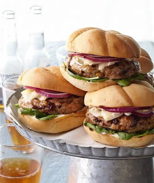 Куриные бургеры с розмарином и бри