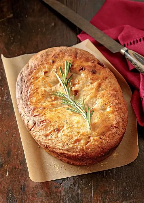 Хлеб с розмарином и пармезаном с чесночным маслом