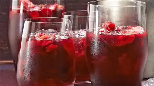Зимняя сангрия с яблоком и корицей