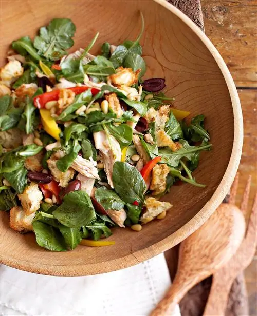 Теплый салат из курицы с перцем и кедровыми орешками