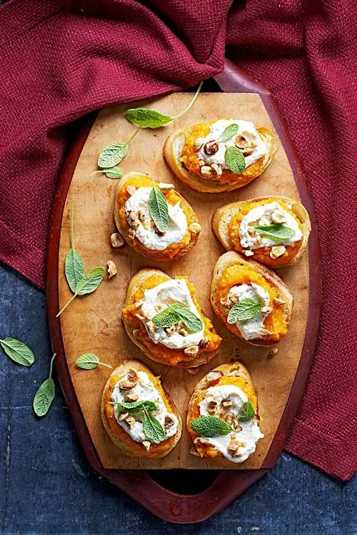 Кростини из мускатного шалфея с рикоттой и фундуком