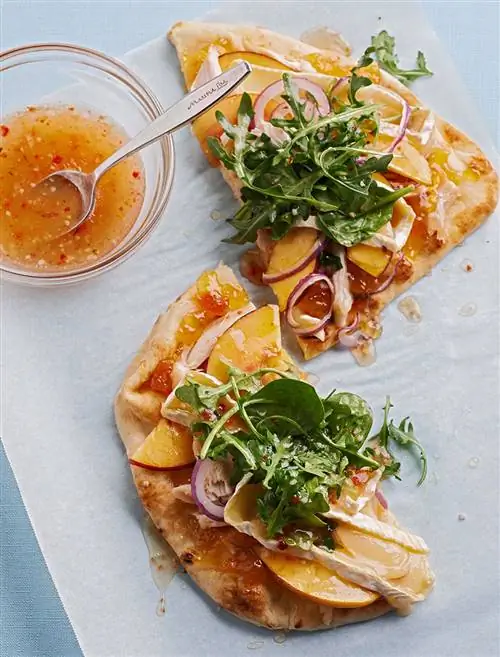 Куриный бри и нектариновые лепешки