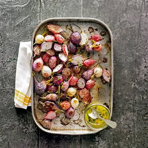 Жареный редис с луком-винегретом