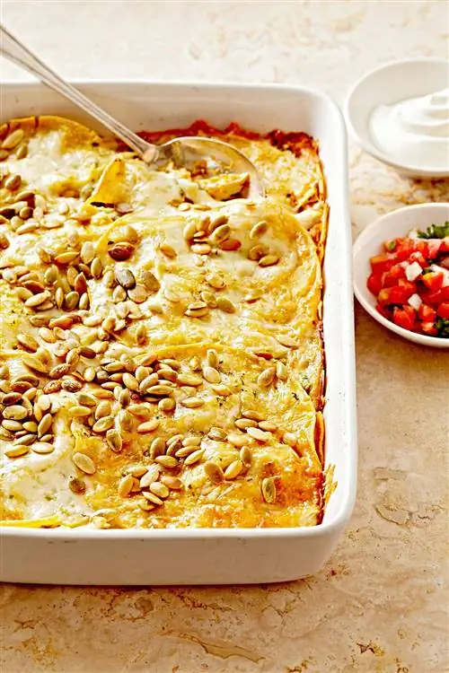 Запеканка из тыквенной тортильи с курицей