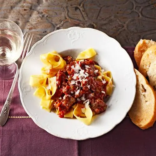 Мясное рагу с пастой