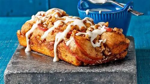 Хлеб с яблоком и корицей