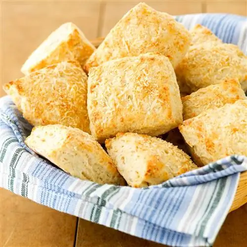 Печенье с двумя сырами, чесноком и травами