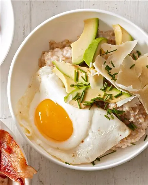 Овсяная каша с яйцами Sunny-Side Up, авокадо, чеддером и зеленым луком