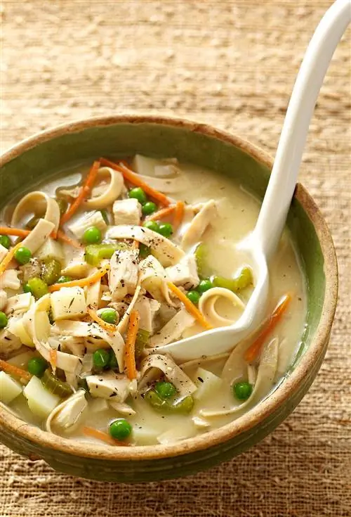 Крем-суп с жареной курицей, картофелем и лапшой