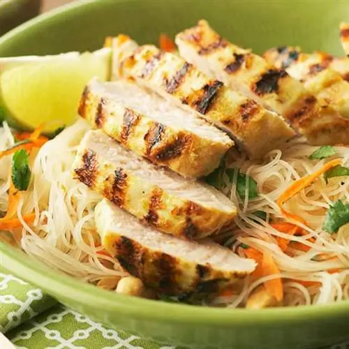 Цыпленок с имбирем и лемонграссом и рисовой лапшой с кинзой