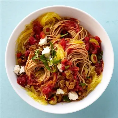 кабачки-спагетти с помидорами и оливками