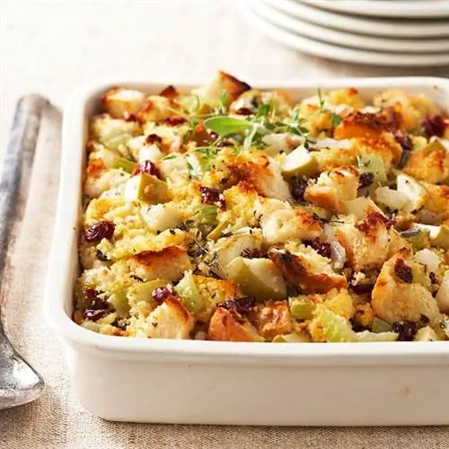 Начинка из кукурузного хлеба с клюквой и яблоком