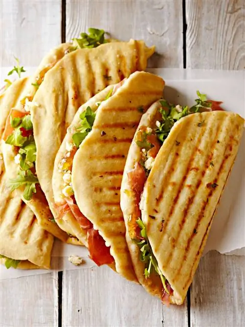 Пьядини с горгонзолой, прошутто и инжирным джемом