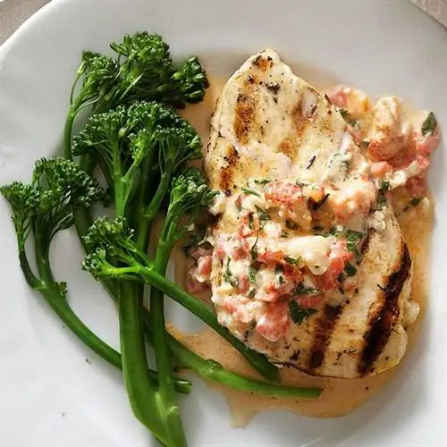 Жареная курица со сливочным соусом из раков по-каджунски