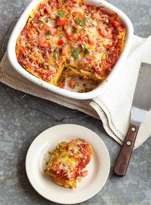 Зеленая запеканка из тортильи с курицей чили