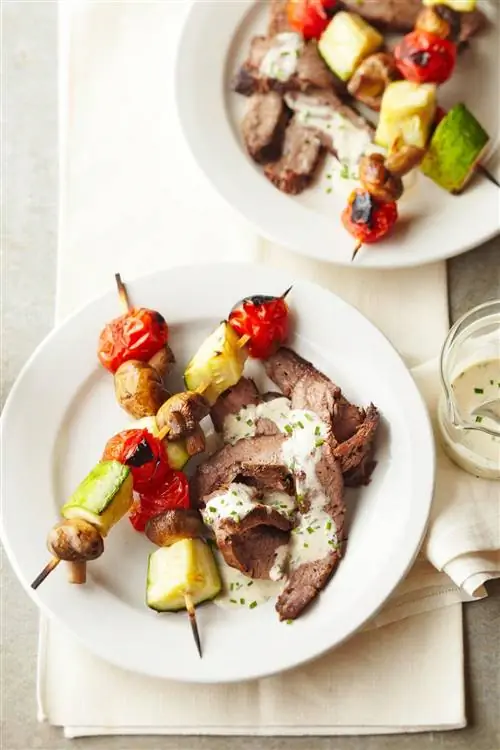 Стейк с кофе и копченой паприкой и соусом из пахты