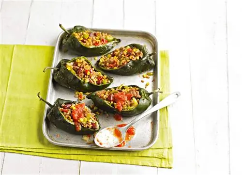 Чили поблано, фаршированные колбасой & Кукуруза