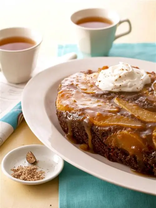 Торт на завтрак с грушей и чаем