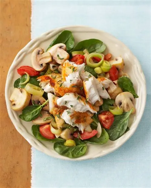 Салат из увядшего шпината и тилапии