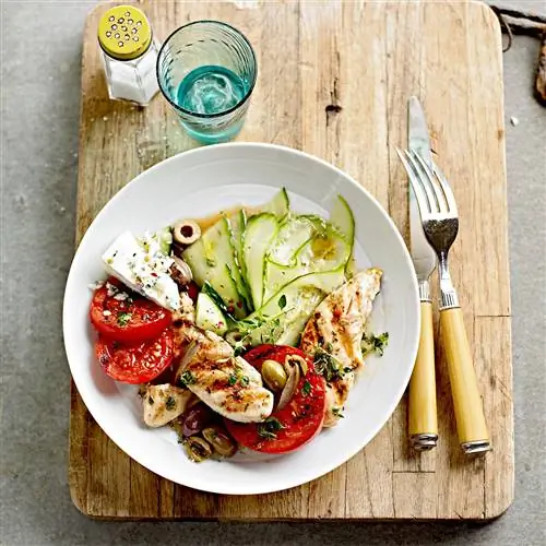 Курица, помидор & Салат с огурцами на ужин