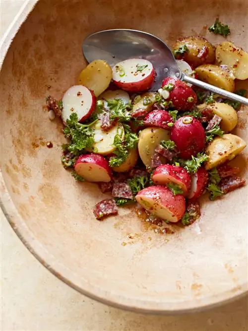 Картофельный салат с колбасой и зернистой горчичной заправкой