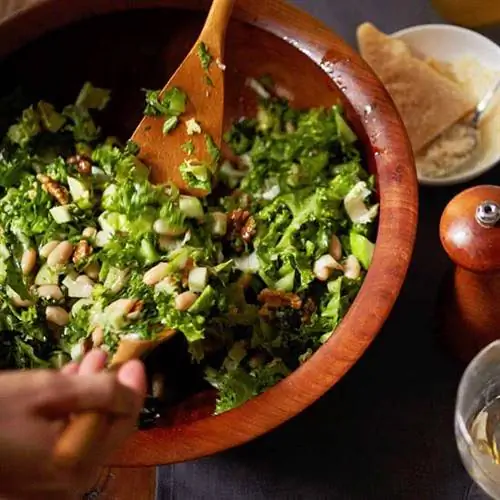 Зеленый салат с белой фасолью, яблоками и грецкими орехами