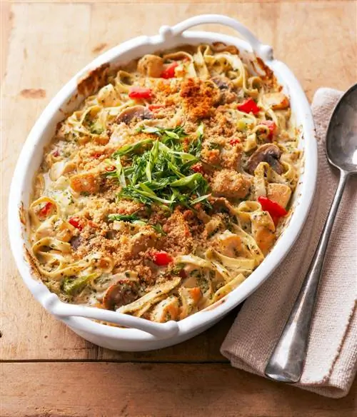 Сливочная запеканка из курицы и брокколи