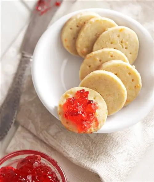 Сырные вафли с желе из перца