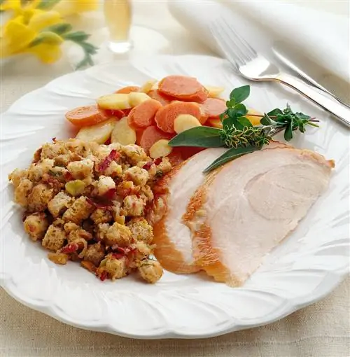 Копченая грудка индейки с яблочной начинкой