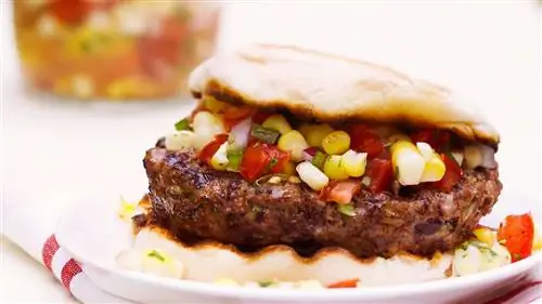 бургеры из черной фасоли со сладкой кукурузной сальсой