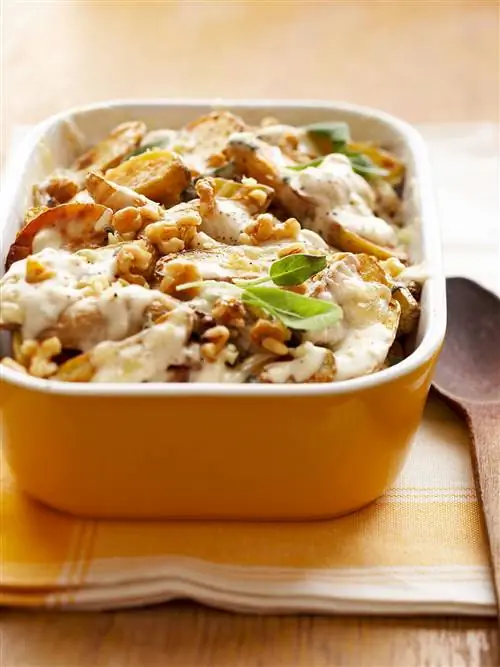Картофель с грецкими орехами и шалфеем в запеканке
