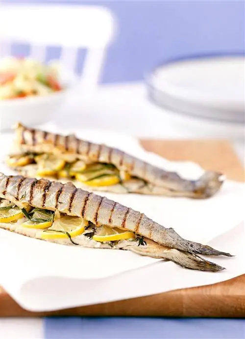 Форель на гриле, фаршированная лимоном и травами