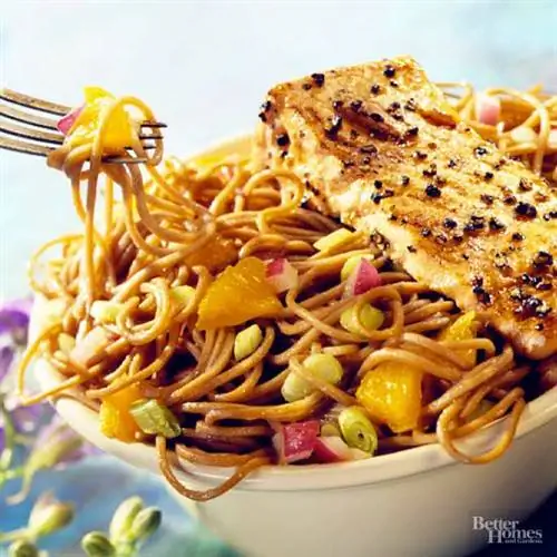 Чаша с гречневой лапшой из лосося