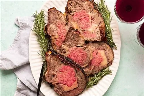 маринованные ребрышки, нарезанные ломтиками и покрытые розмарином