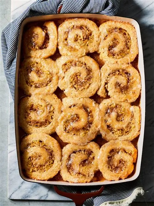 вид сверху на сковороду со спиральными яблочными клецками